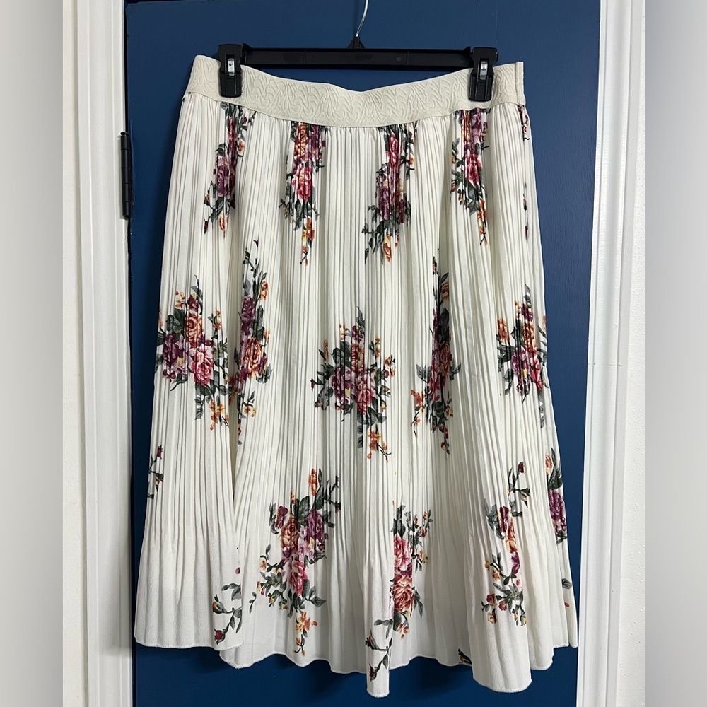 2X Floral Pleated Skirt - White with Multicolor Flowers